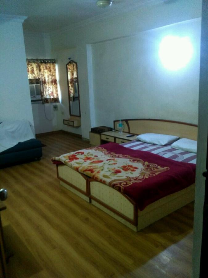 אחמדאבאד Rajshree Hotel מראה חיצוני תמונה